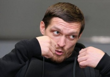 Украинский боксер Александр Усик запечатлил на видео, как тренировался со своим сыном