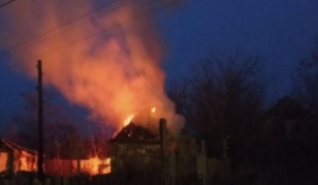 В Мелитополе возле площади Победы сгорел дом (видео)