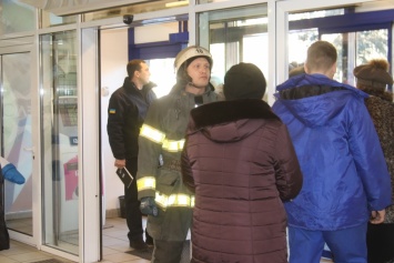 Из супермаркета эвакуировали людей и тушили реальный огонь (ВИДЕО)