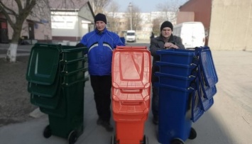 В Мариуполе ОСМД получили баки для раздельного сбора мусора, - ФОТО