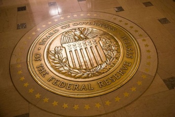 Центробанк США сохранил ставку и продолжит "заливать" рынки деньгами