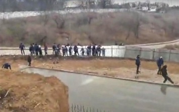 На Даче Ковалевского активисты сегодня громили забор вокруг незаконной стройки