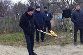 Капля, которая взбудоражила всех: украинцы сжигают новые платежки за доставку газа (ВИДЕО)