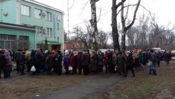 В Лубнах люди стоят в больших очередях, чтобы сверить платежки за газ