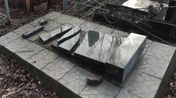 В Днепре вандалы на кладбище разрушили несколько памятников