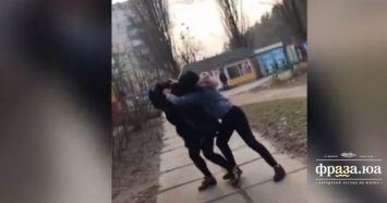 В Киеве девочки-подростки избили девятиклассницу, снимая все на видео