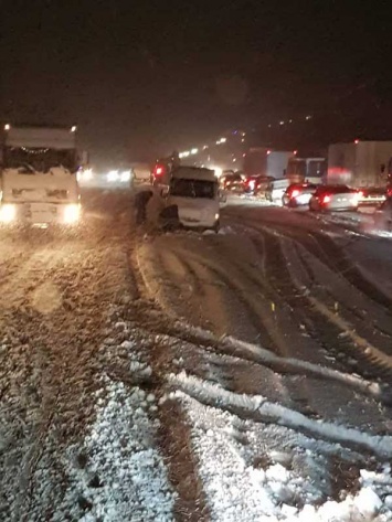 Спасатели области выручают автомобилистов из снежных ловушек