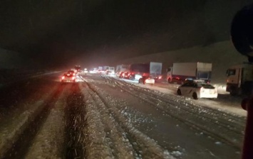 В Днепропетровской обл. из-за снегопадов отключен свет, на дорогах пробки