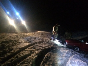 Десятки машин в снежных заносах - спасатели вытаскивают авто (фото)