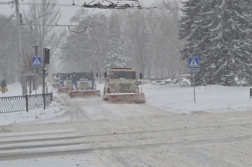 В ОРДО из-за снегопада ограничено движения транспорта на дорогах
