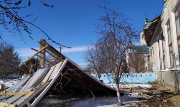 Штормовой ветер сорвал крышу со школы под Вилково
