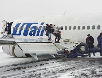 Boeing 737 Ютэйр надломил шасси при посадке в Усинске