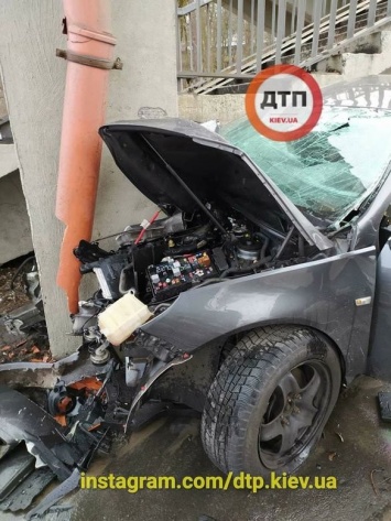 ДТП на Житомирской трассе под Киевом: водитель "Opel" на скорости врезался в столб, - ФОТО