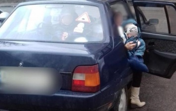 Под Киевом родители закрыли маленьких детей в машине