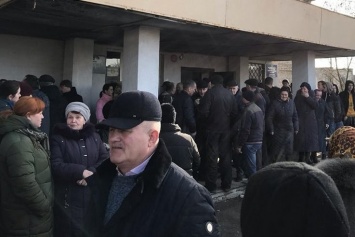 Жители львовского поселка вышли на митинг из-за слухов о размещении в местном санатории украинцев из Китая