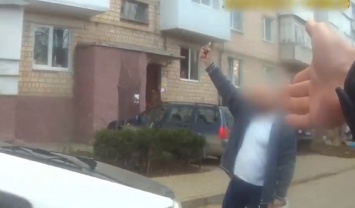 В центре Черновцов мужчина угрожал взорвать гранату: видео