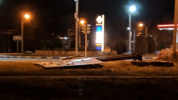 В Никополе на Первомайской сильный ветер сломал билборд