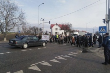 Протестующие полностью заблокировали международную трассу под Львовом