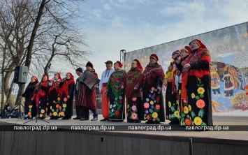 Блины, чучело Зимы и народные обряды - в Павлограде отмечают Масленицу (ФОТО)