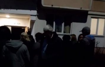 В Черновцах соседи больного коронавирусом устроили протест, требуя изолировать его жену