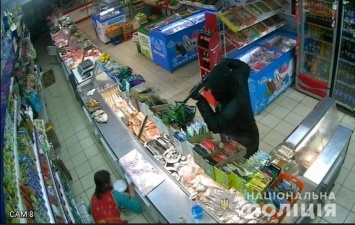 На Харьковщине племянник криминального авторитета напал на магазин с макетом автомата, - ФОТО