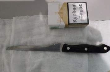 Украинца, проглотившего огромный нож, пытались спасти 15 врачей. ФОТО