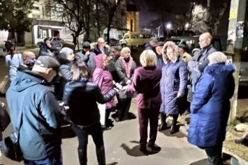 ''Бунтовала'' в Черновцах у дома инфицированного: украинку оштрафовали за фейки о коронавирусе