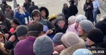 В Харькове пенсионеры подрались в очереди за медицинскими масками