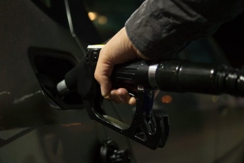 Сотни АЗС сбросили цены на бензин и ДТ до 50 коп./л