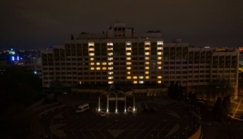 Окна пустых отелей Киева засияли надписью-поддержкой