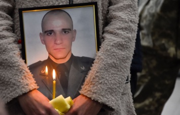 ''Я прошу прощения!'' В Кропивницком трогательно попрощались с погибшим в Донбассе защитником Украины. Фото
