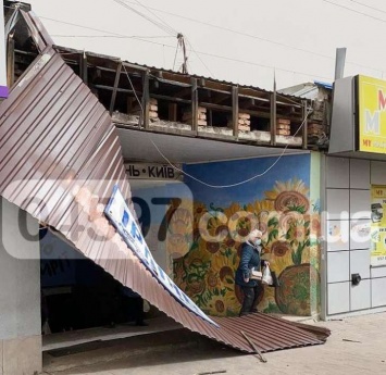 Под Киевом на вокзале ветер сдул крышу