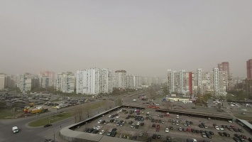 В Киеве второй день воняет гарью: как выглядит город под смогом в разных районов