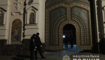 В Почаевскую лавру пустили людей на богослужение, несмотря на договоренности - полиция