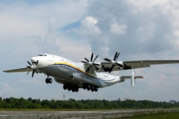 Наибольший в мире турбовинтовой грузовой самолет Ан-22 "Антонова" возобновил перелеты