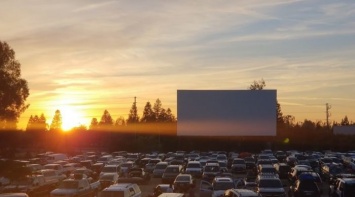 Для тех, кто устал от изоляции: в Калифорнии вновь заработал автомобильный кинотеатр