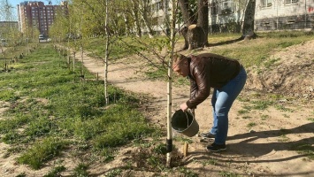 В Днепре депутаты горсовета поливали Березовый сад