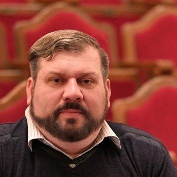 Режиссер мариупольского театра Анатолий Левченко заявил, что его хотят уволить