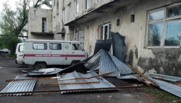 Ураган на Закарпатье сорвал крышу с больницы и РГА
