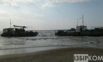 Буровое судно вынесло на берег на одном из курортов Одесской области