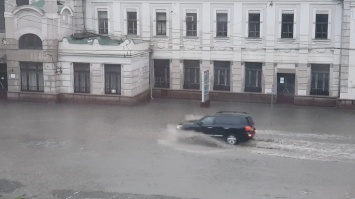 В Черновцах сильный ливень подтопил десятки улиц (фото)