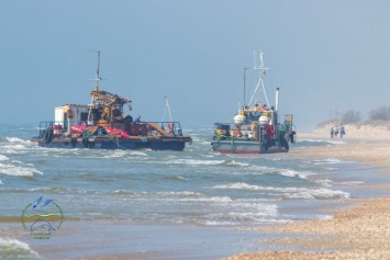 Выброшенное на берег в Одесской области судно никак не могут снять с мели: природе оно не угрожает