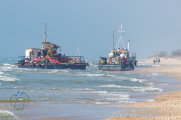 Севшее на мель в Бессарабии судно «Гидрограф» прочно увязло в песке