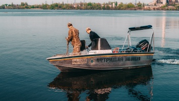 Под Днепром из реки достали тело мужчины: полиции просит опознать умершего