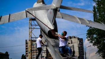 Команда БФ «Будущее Никопольщины» обновляет памятник воинам-авиаторам