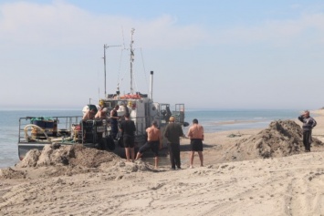 Севшее на мель под Лебедевкой судно уже неделю не могут выкопать из песка