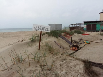 Морской пляж в природном парке "украшают" ржавые МАФы: в одном из них нашли имущество Госпогранслужбы