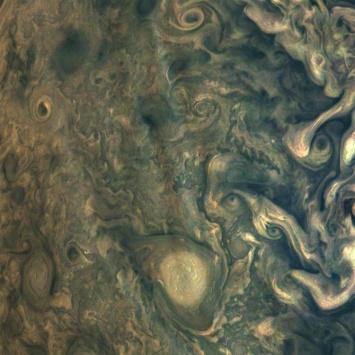 Фото дня: таинственные дымчатые полосы в атмосфере Юпитера