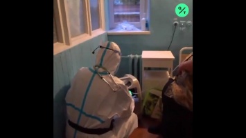 "90% врачей на больничном, а костюмы защиты у нас от волонтеров»: врачи с Черновцов взывают о помощи - Bloomberg (видео)
