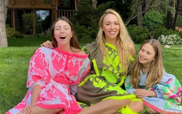 Яркие красоточки: Оля Полякова вызвала восторг в сети стильной фотосессией с дочками Машей и Алисой